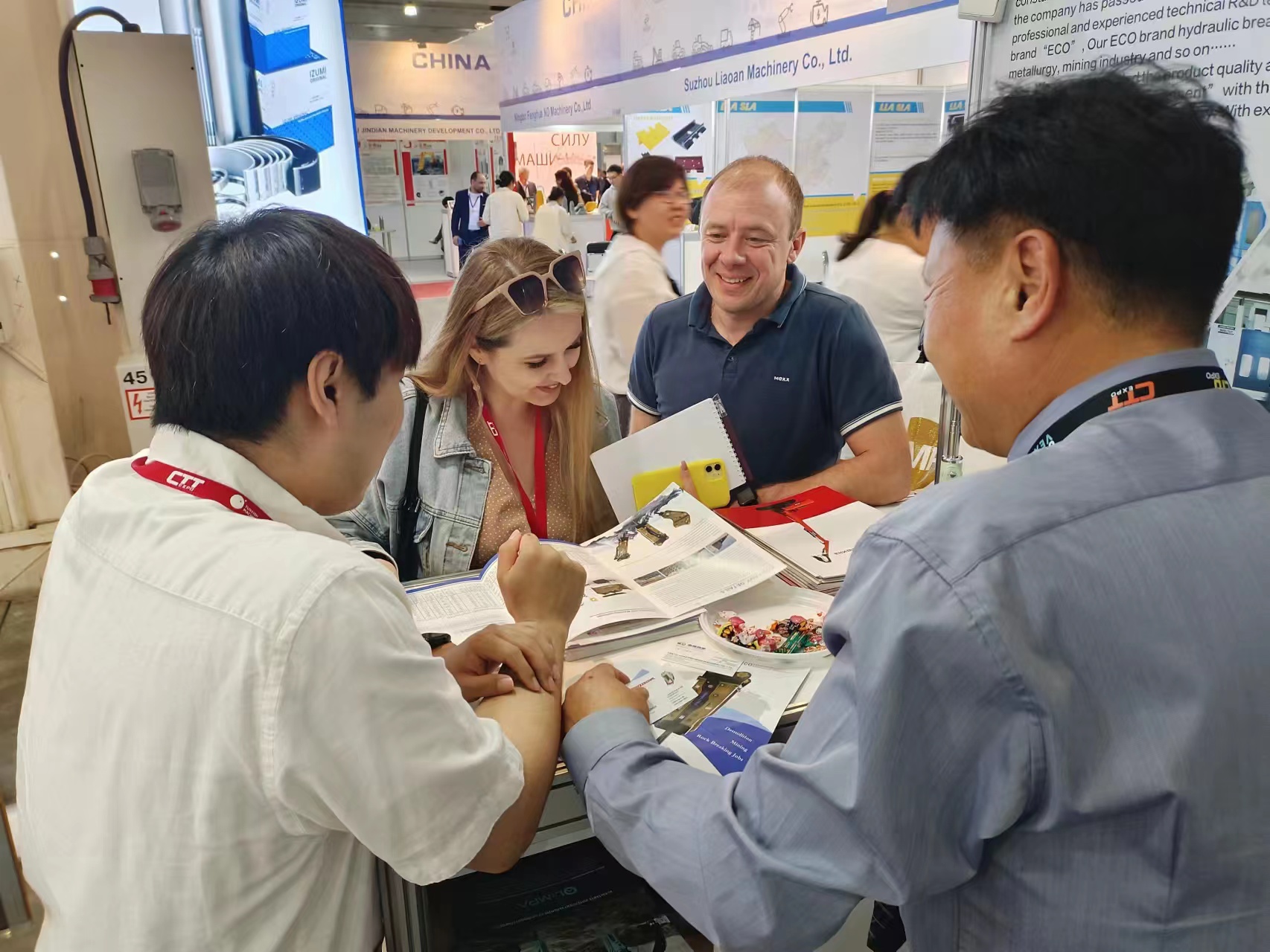 Yantai Yigao Precision Machinery leads the global influence and displays hydraulic breakers at international exhibitions